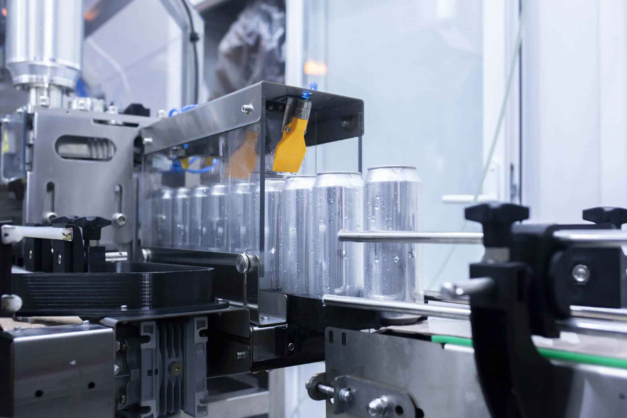 the aluminum can conveyor in the industrial drink production manufacture